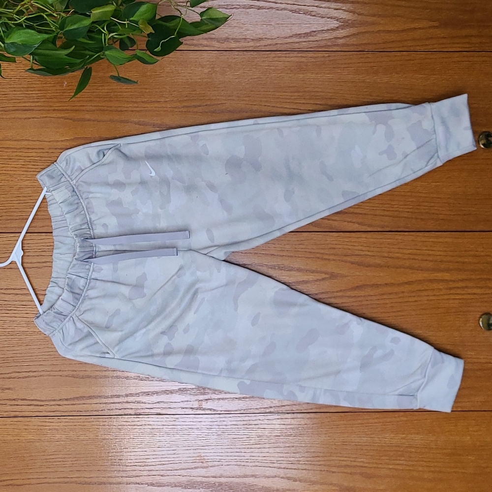 Nike dry fit gray camo capri jogger sweatpants